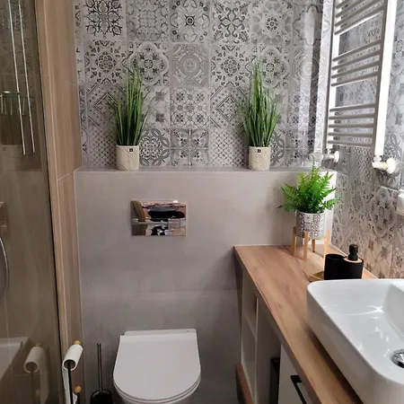 Z Basenem I Jacuzzi Karmelowy Na Dolnej Park A13, Ul Dolna 7a